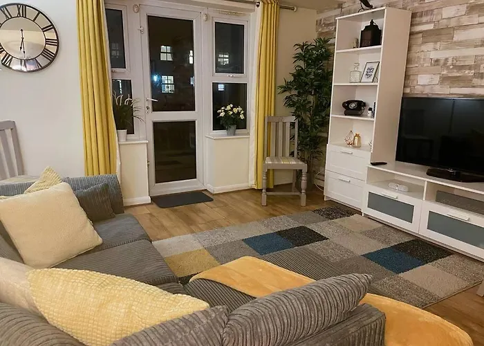 Silver Stag Properties, Cozy 2 Bedroom Home W Parking