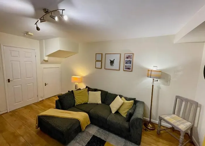 Silver Stag Properties, Cozy 2 Bedroom Home W Parking