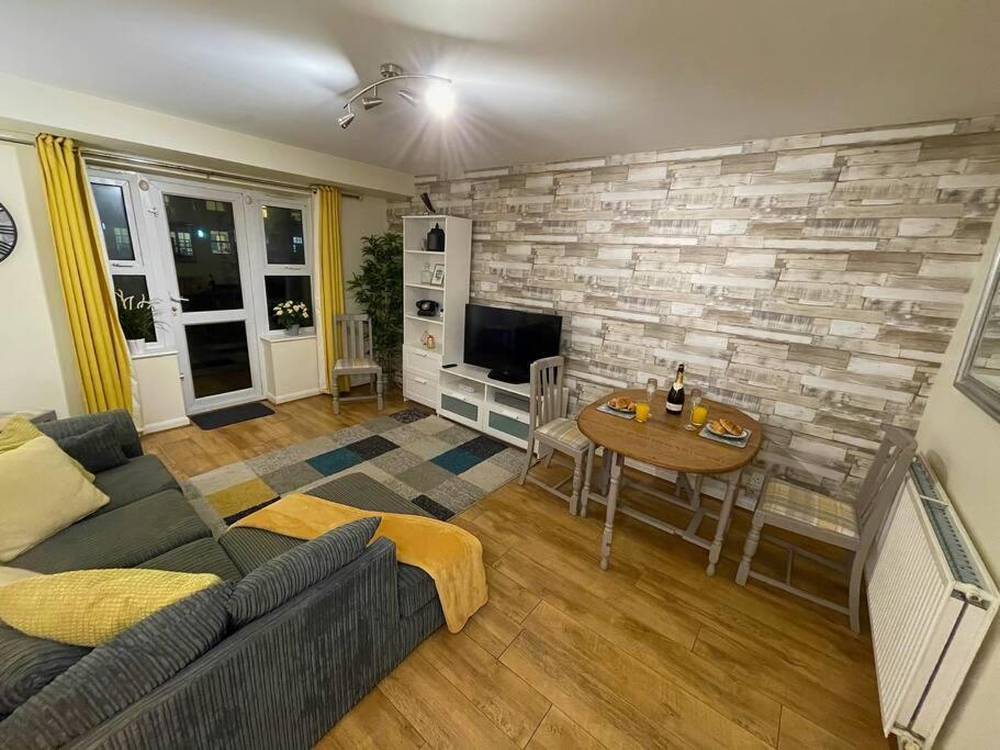 Silver Stag Properties, Cozy 2 Bedroom W Parking Apartment *